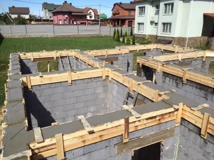 монолітний пояс