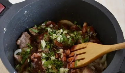 Баранина тушкована з овочами в казані, духовці і мультиварці