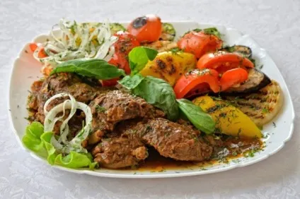 Баранина тушкована з овочами в казані, духовці і мультиварці