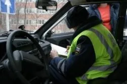 Обов'язки інспектора ДПС при зупинці автомобіля (інспектора) Обов'язки інспектора ДПС при зупинці автомобіля