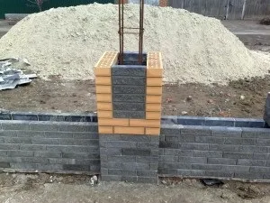 Особливості будівництва цегляної огорожі та основні його складові (кладка) Особливості будівництва цегляної огорожі та основні його складові