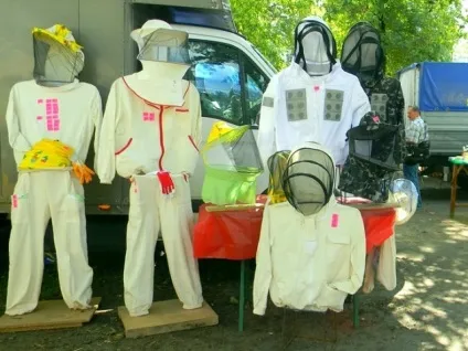 Особливості костюма бджоляра і його складових комбінезон, маска, куртка, рукавички і капелюх (особливості) Особливості костюма бджоляра і його складових комбінезон, маска, куртка, рукавички і капелюх