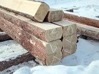 Оцилиндрованное, стругана, окоренной колоду або лафет