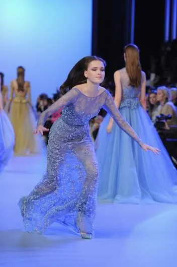 Чому моделі падають на подіумі белла Хадід впала на показі michael kors (подіумі) Чому моделі падають на подіумі белла Хадід впала на показі michael kors