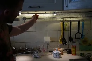 Полки зі скла зі світлодіодним підсвічуванням, як встановити (скла) Полки зі скла зі світлодіодним підсвічуванням, як встановити