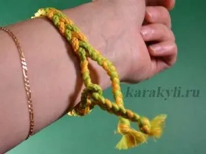 Простий браслет кіскою в 4 нитки своїми руками, каракулі