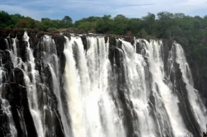 Подорож до водоспаду вікторія