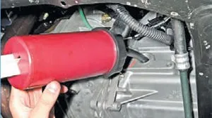 Renault logan зняти заміна ремонт перевірка рівня і долівка масла в коробку передач рено логан (logan) Renault logan зняти заміна ремонт перевірка рівня і долівка масла в коробку передач рено логан