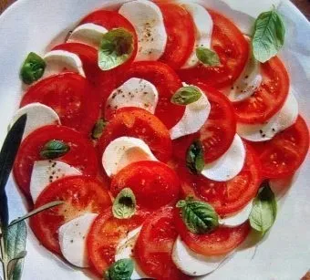 Рецепт салату з адигейським сиром, помідорами, крабовими паличками і іншими інгредієнтами (помідорами) Рецепт салату з адигейським сиром, помідорами, крабовими паличками і іншими інгредієнтами