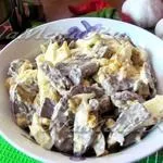 Салат з серця з солоним огірком, яйцем і горошком, рецепт (цибуля) Салат з серця з солоним огірком, яйцем і горошком, рецепт