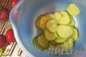 Салат з кунжутом і куркою - готуємо покроково з фото