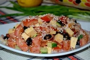 Салат з куркою овочами і кунжутом (копченою куркою і кунжутом) Салат з куркою овочами і кунжутом
