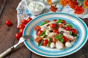 Салат з куркою та моцарелою - ніжний і пікантний, ідея меню (салат з куркою) Салат з куркою та моцарелою - ніжний і пікантний, ідея меню