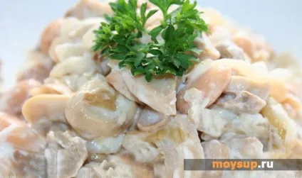 Салат з куркою, стручкової квасолею і грибами