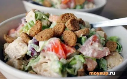 Салат з куркою, стручкової квасолею і грибами