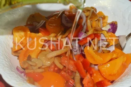 Салат з маринованими опеньками і помідорами (салат з маринованими опеньками) Салат з маринованими опеньками і помідорами