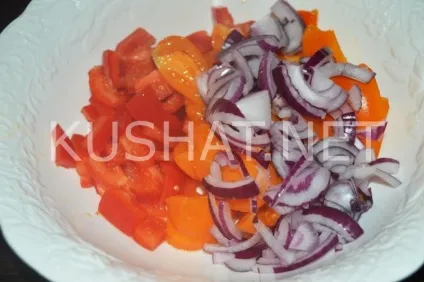 Салат з маринованими опеньками і помідорами (рецепт салату з маринованими опеньками) Салат з маринованими опеньками і помідорами