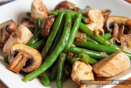 Салат з куркою, стручкової квасолею і грибами