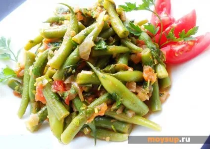 Салат з куркою, стручкової квасолею і грибами