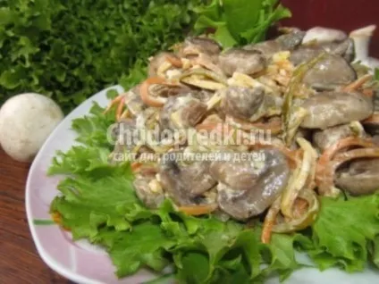 Салат з огірками і грибами