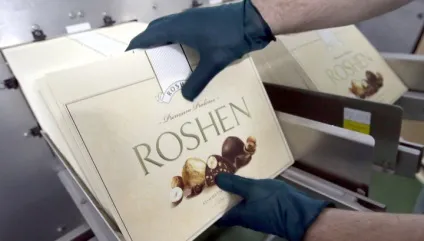 Бізнес на всі часи як порошенко заробляє на Алчевської фабриці (roshen цукерки кондитерський холдинг петро порошенко президент України Україна політика економіка) Бізнес на всі часи як порошенко заробляє на Алчевської фабриці