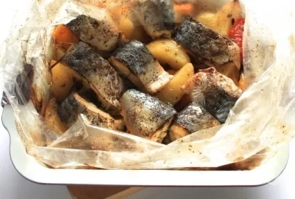 Скумбрія з картоплею запечена в рукаві в духовці (можна) Скумбрія з картоплею запечена в рукаві в духовці