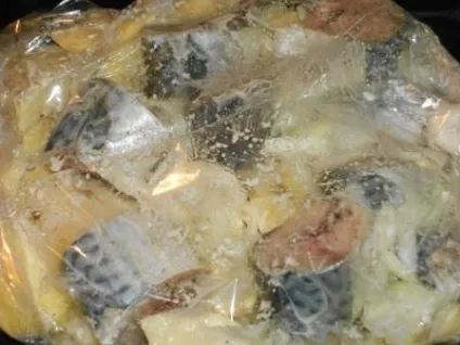 Скумбрія з картоплею запечена в рукаві в духовці (рукаві) Скумбрія з картоплею запечена в рукаві в духовці