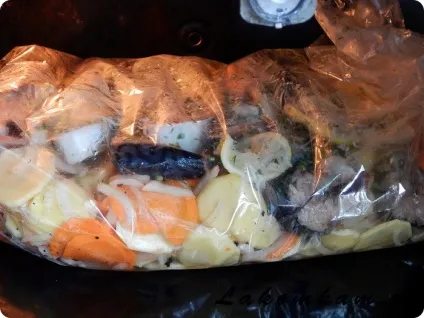 Скумбрія з картоплею в рукаві (рукаві) Скумбрія з картоплею в рукаві