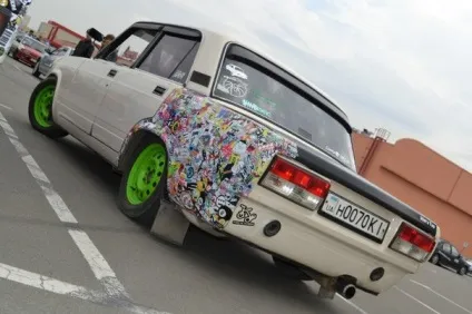 Sticker bombing - стікер бомбинг - розфарбуй свій автомобіль (bombing) Sticker bombing - стікер бомбинг - розфарбуй свій автомобіль