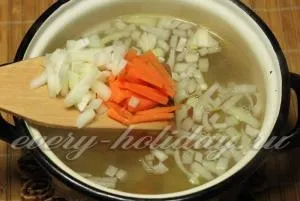 Суп з домашньою локшиною і куркою