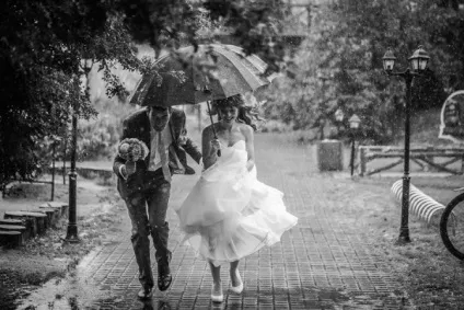 Весільна фотосесія в дощ (дощ) Весільна фотосесія в дощ