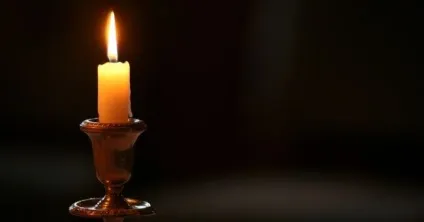 свічка тріщить