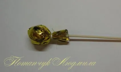 Світ-дизайн хризантеми з цукерок (видалення надлишків паперу) Світ-дизайн хризантеми з цукерок