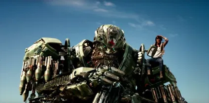 Трансформери 5 останній лицар істерика, кінокадр (Стенлі Туччі) Трансформери 5 останній лицар істерика, кінокадр