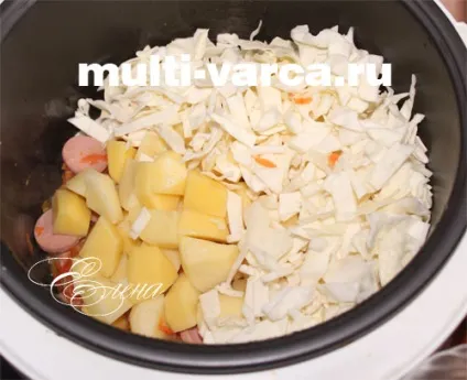 Тушкована картопля з сосисками в мультиварці (сосиски) Тушкована картопля з сосисками в мультиварці