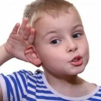 У дитини за вушком почервоніння, червоне за вухом (червоне) У дитини за вушком почервоніння, червону за вухом
