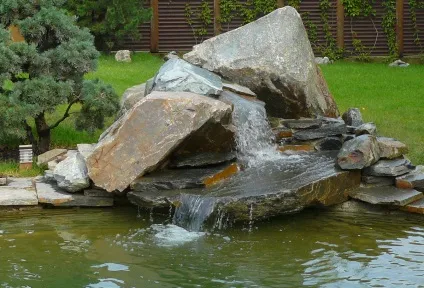 Водоспад на дачі, красиве облаштування і декоративне оформлення з підсвічуванням, камінням і струмками