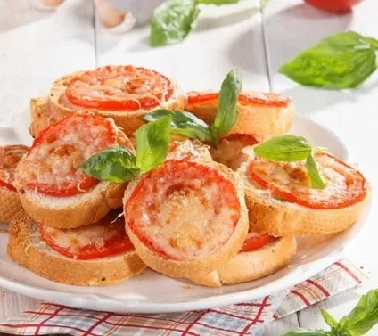 Хрусткі пшеничні тости з помідорами і сиром (помідорами) Хрусткі пшеничні тости з помідорами і сиром