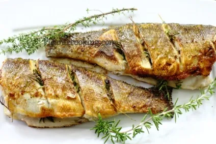Смажений сібас з травами і часником, picantecooking (рибу кімнатній температурі) Смажений сібас з травами і часником, picantecooking