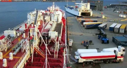Бункерування судна паливом біля причалу і в море (бензин дизельне паливо) Бункерування судна паливом біля причалу і в море