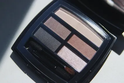 Chanel les beiges healthy glow natural eyeshadow palette, pencil box (зовнішній кут графітовим) Chanel les beiges healthy glow natural eyeshadow palette, pencil box
