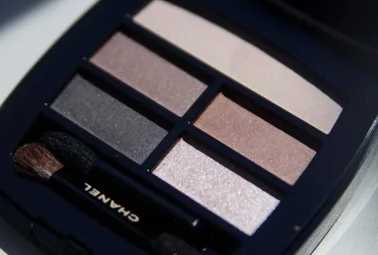 Chanel les beiges healthy glow natural eyeshadow palette, pencil box (зовнішній кут графітовим) Chanel les beiges healthy glow natural eyeshadow palette, pencil box