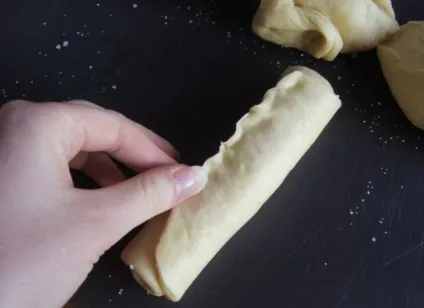 Булочки-сердечка з цукром - покроковий рецепт з фото на