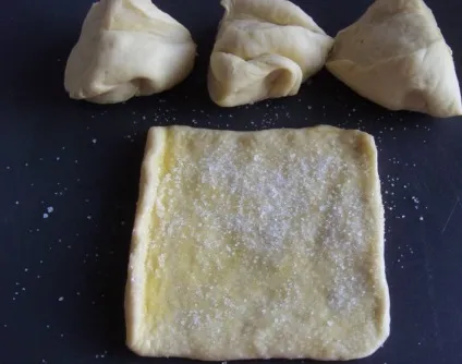 Булочки-сердечка з цукром - покроковий рецепт з фото на