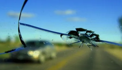 Що робити якщо камінь розбив лобове скло, залишив тріщину або відкол