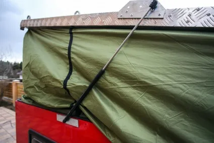 Чистова обробка житлового модуля в кузові пікапа (пікапа) Чистова обробка житлового модуля в кузові пікапа