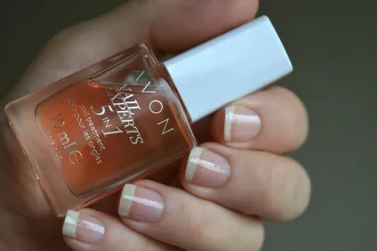 Avon modern romance collection nail enamel and 5 in 1 nail treatment (enamel) Avon modern romance collection nail enamel and 5 in 1 nail treatment
