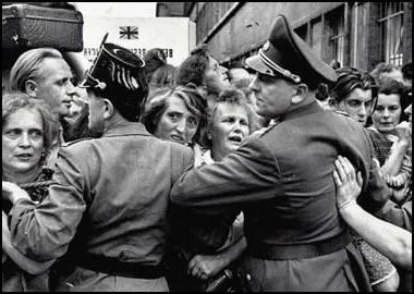 Берлінський криза 1948 року - перше протистояння колишніх союзників (союзників) Берлінський криза 1948 року - перше протистояння колишніх союзників