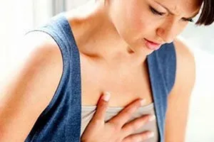Біль у грудній клітці посередині при вдиху і видиху, важко дихати