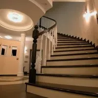 Чим обробити бетонні сходи в будинку